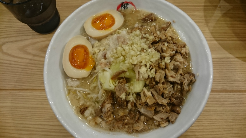 ラーメン階杉の杉二郎ニンニク油肉増し煮玉子トッピング