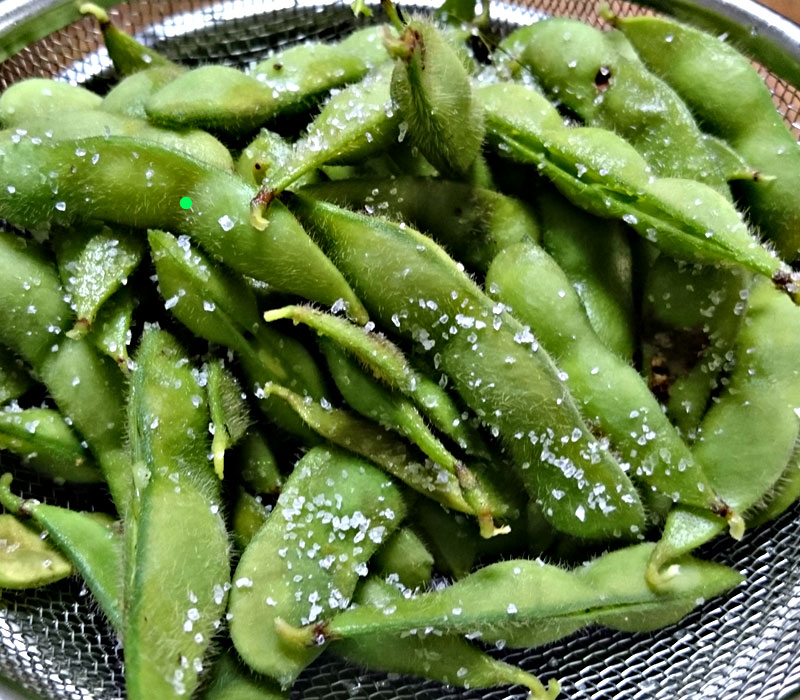 夏の枝豆は皮まで食べる