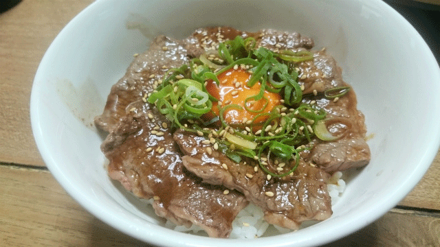 焼肉丼に君の醤油漬け